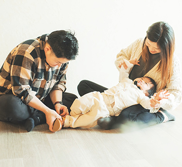 お父さんとお母さんが子供と遊んでいる様子